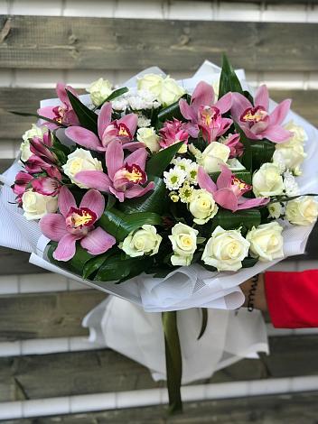 Букет цветов из: Розы и Хризантемы в Чуфарово
