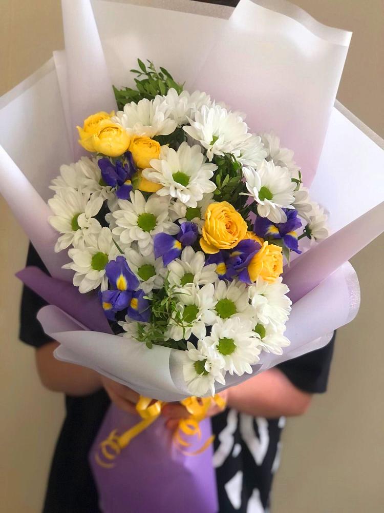 Букет цветов из: Ирисы, Хризантемы и Розы в Чуфарово