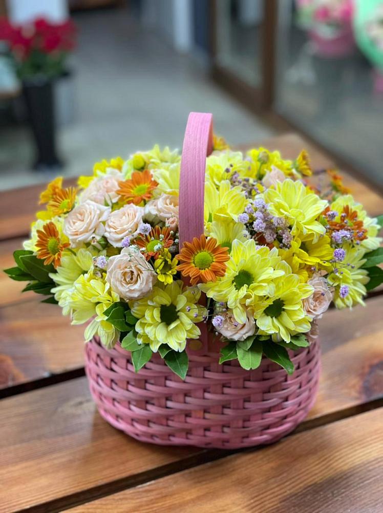 Цветочная композиция из Хризантемы и Розы в корзине в Чуфарово