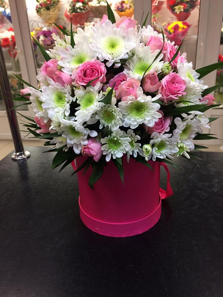 Цветочная композиция из Розы и Хризантемы в шляпной коробке в Чуфарово