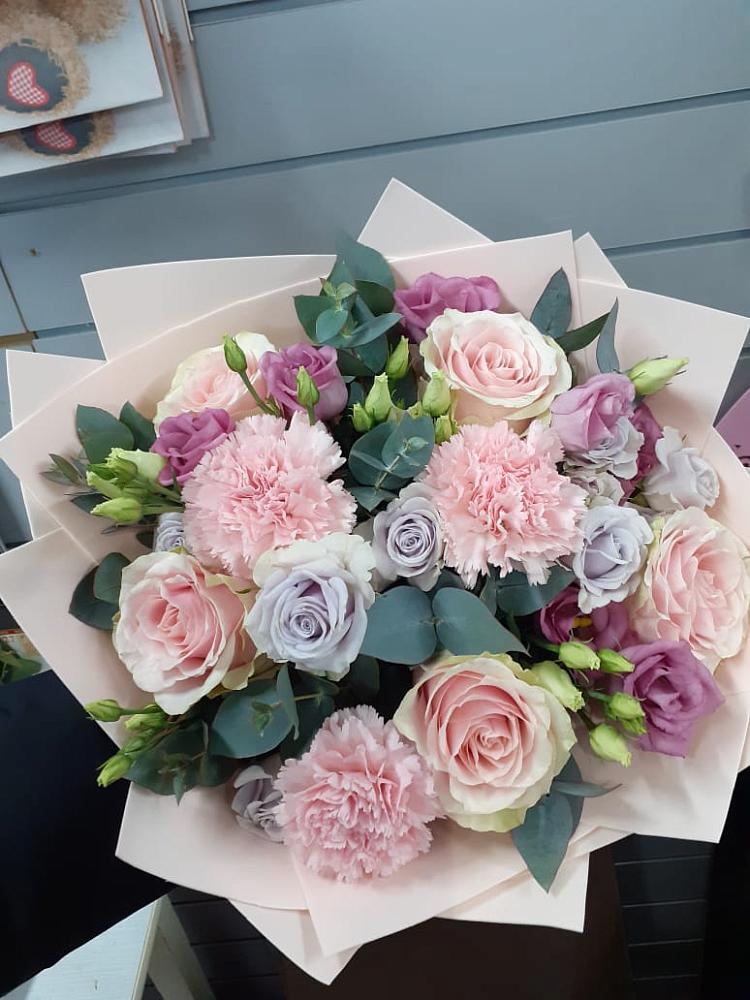 Букет цветов из: Розы, Гвоздики и Лизиантусы в Чуфарово