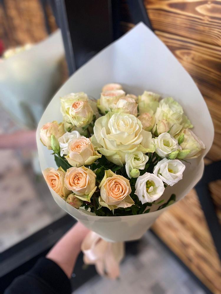 Букет цветов из: Розы и Лизиантусы в Чуфарово